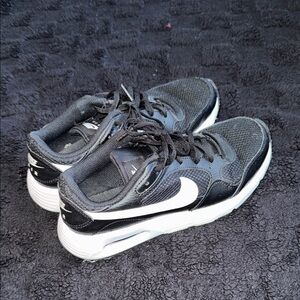 NIKE YOUTH SIZE 5.5 SNEAKERS